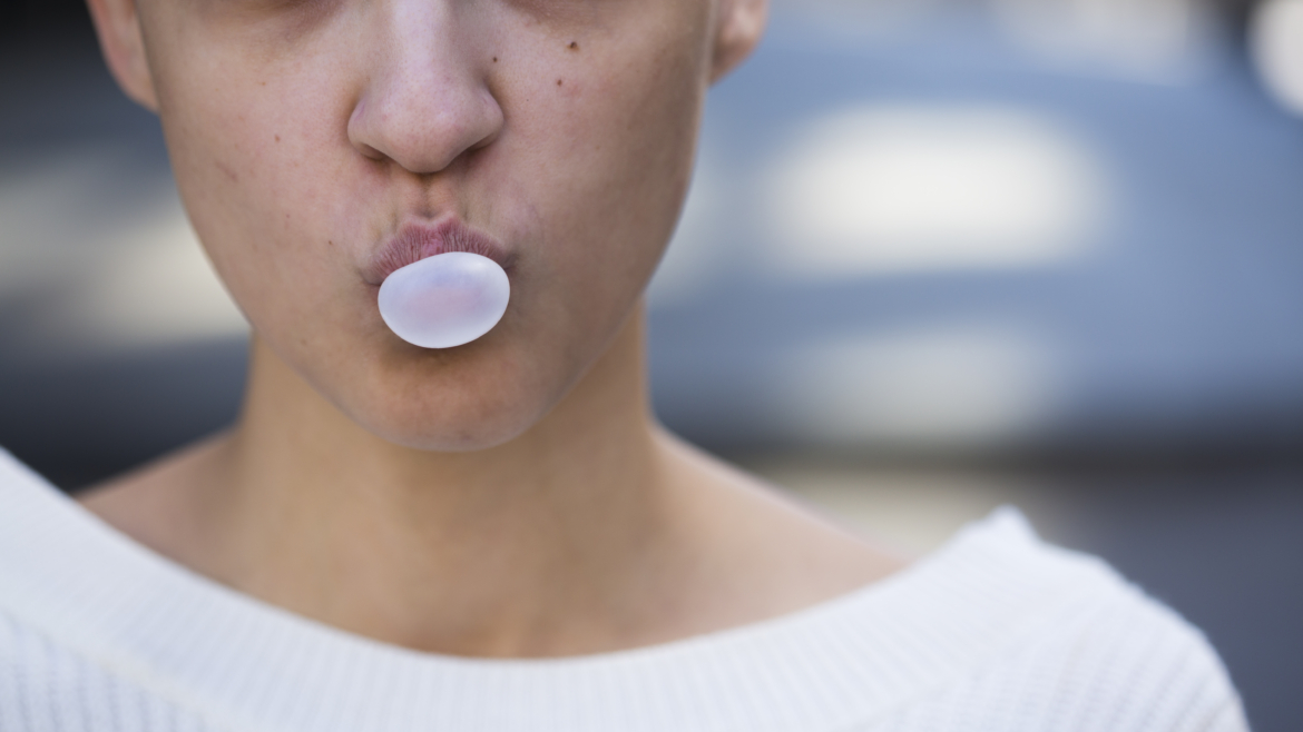 Gomma da masticare fa male ai denti? Benefici, rischi e consigli del dentista