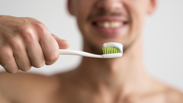 Come scegliere lo spazzolino da denti giusto: guida completa per adulti e bambini