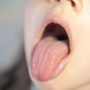 Perché quando si mangia capita di mordersi la lingua? E cosa fare?